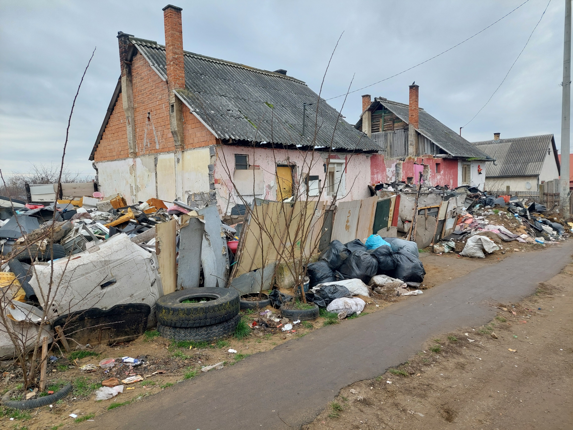 SZEMÉTTENGER A VASÚTON TÚL