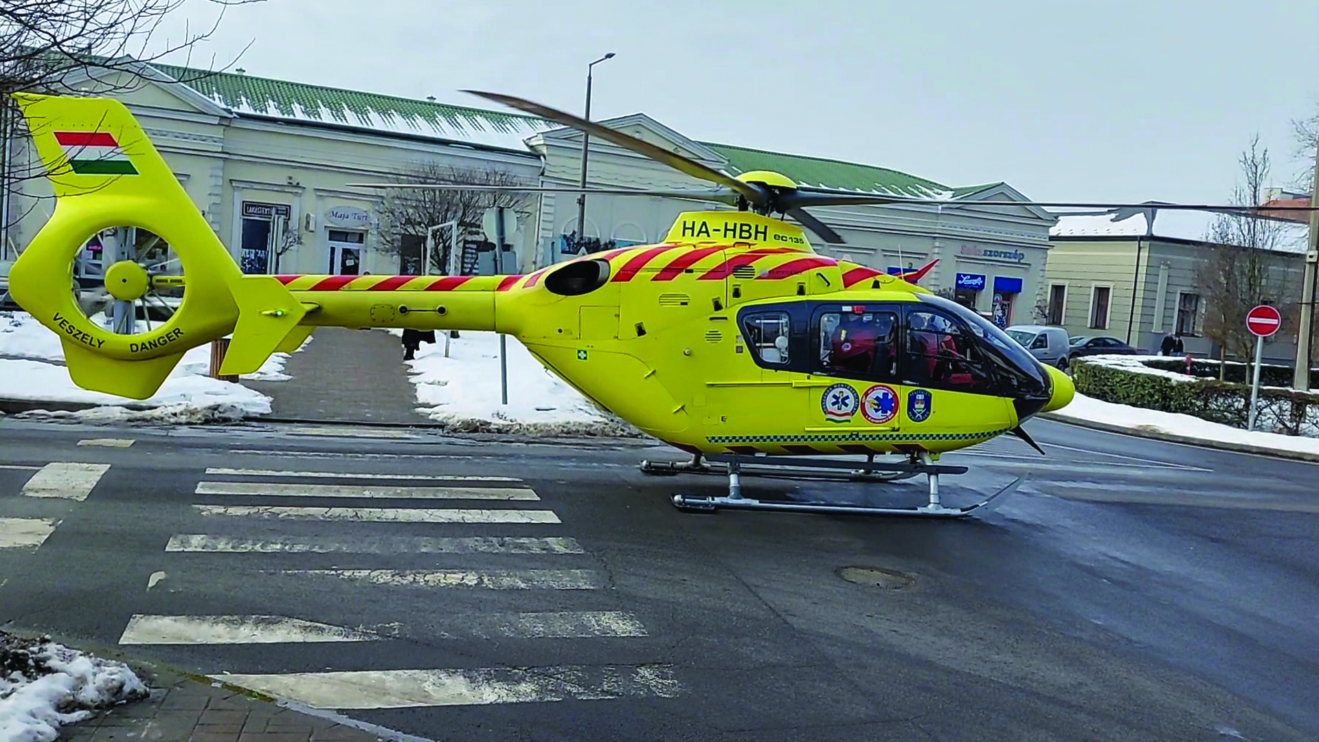 LESZÁLLÁS KÖZBEN MEGSÉRÜLT A MENTŐHELIKOPTER