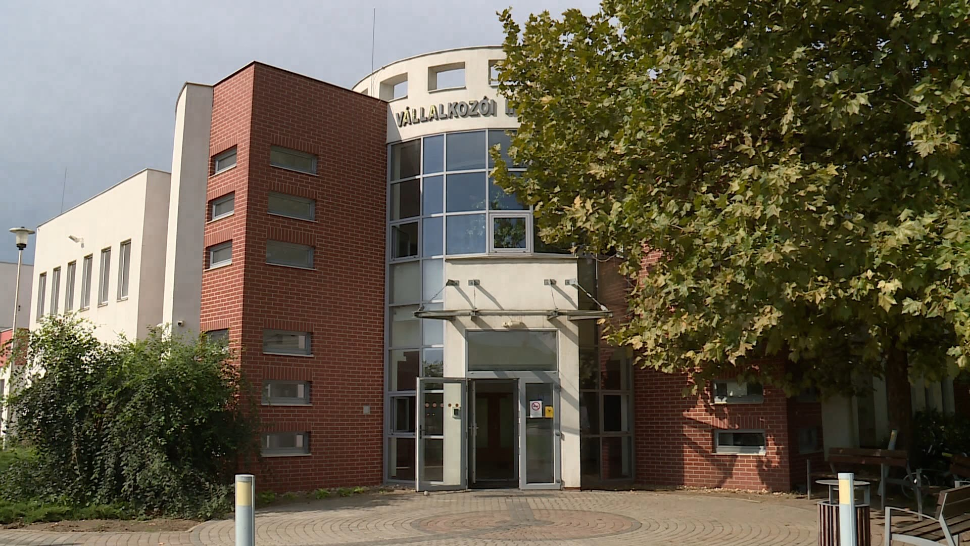 IGÉNYELHETŐ DOLGOZÓI LAKÁSOK, BÉRELHETŐ RAKTÁRAK, IRODÁK