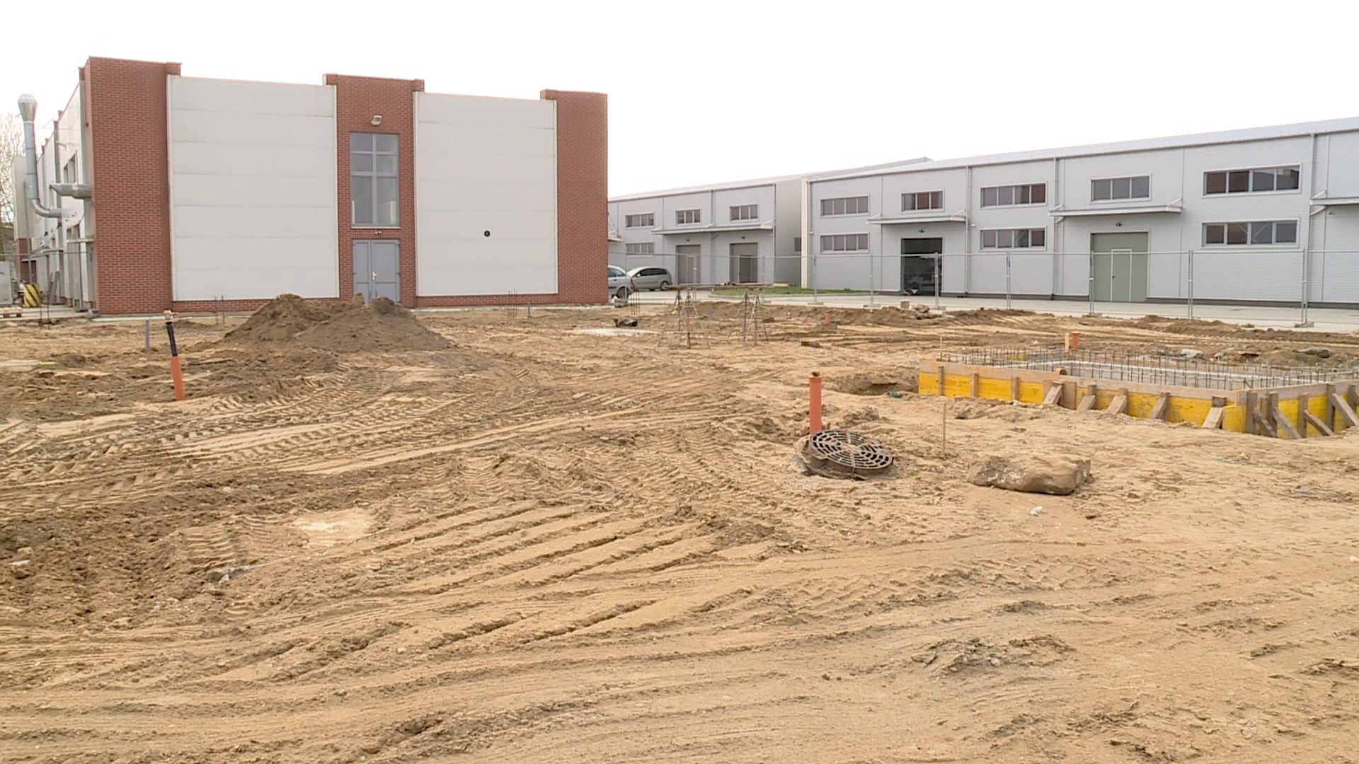 HŰTŐHÁZAT ÉS UTAKAT ÉPÍTENEK AZ IPARI PARKBAN