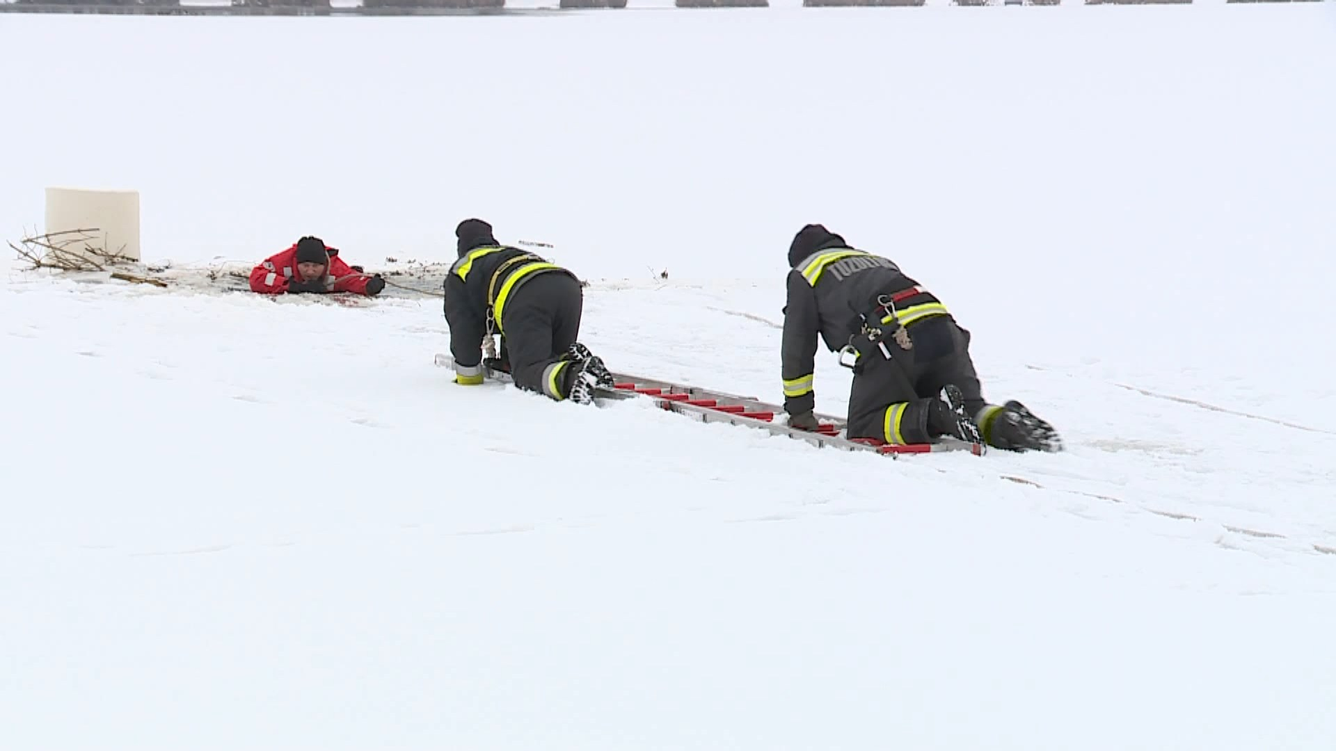 BESZAKADT JÉGBŐL MENTÉST GYAKOROLTAK A TŰZOLTÓK