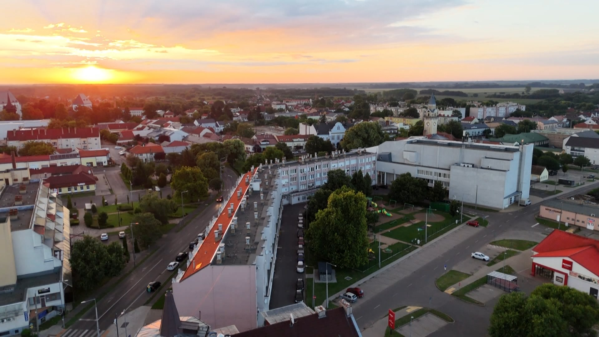 NYÍRBÁTOR, ILYENNEK SZERETLEK