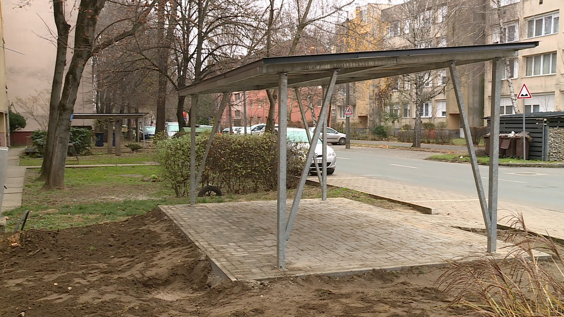 ÚJABB ZÁRT, FEDETT ÉS EGYSÉGES MEGJELENÉSŰ HULLADÉKTÁROLÓKAT ÉPÍTENEK