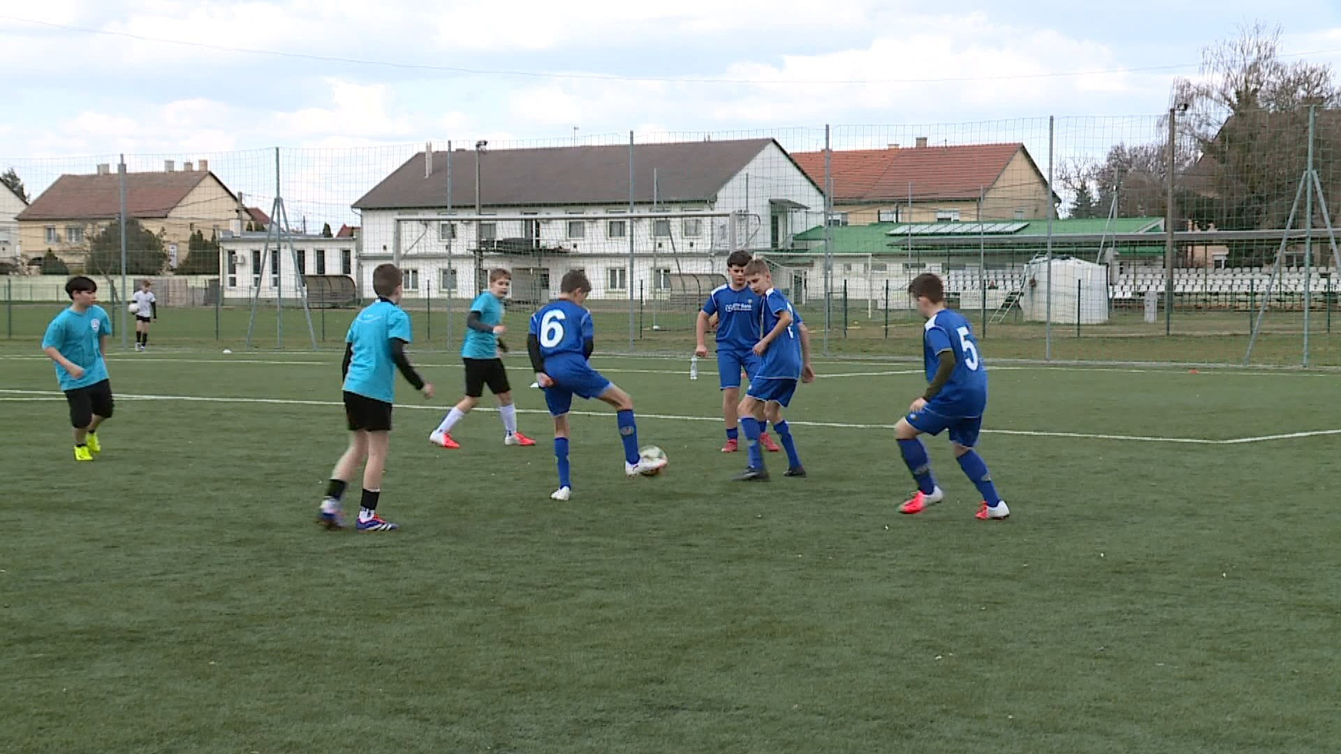 LABDARÚGÁS: KÖRZETI DIÁKOLIMPIAI DÖNTŐT RENDEZTEK A NYÍRBÁTORI SPORTTELEPEN