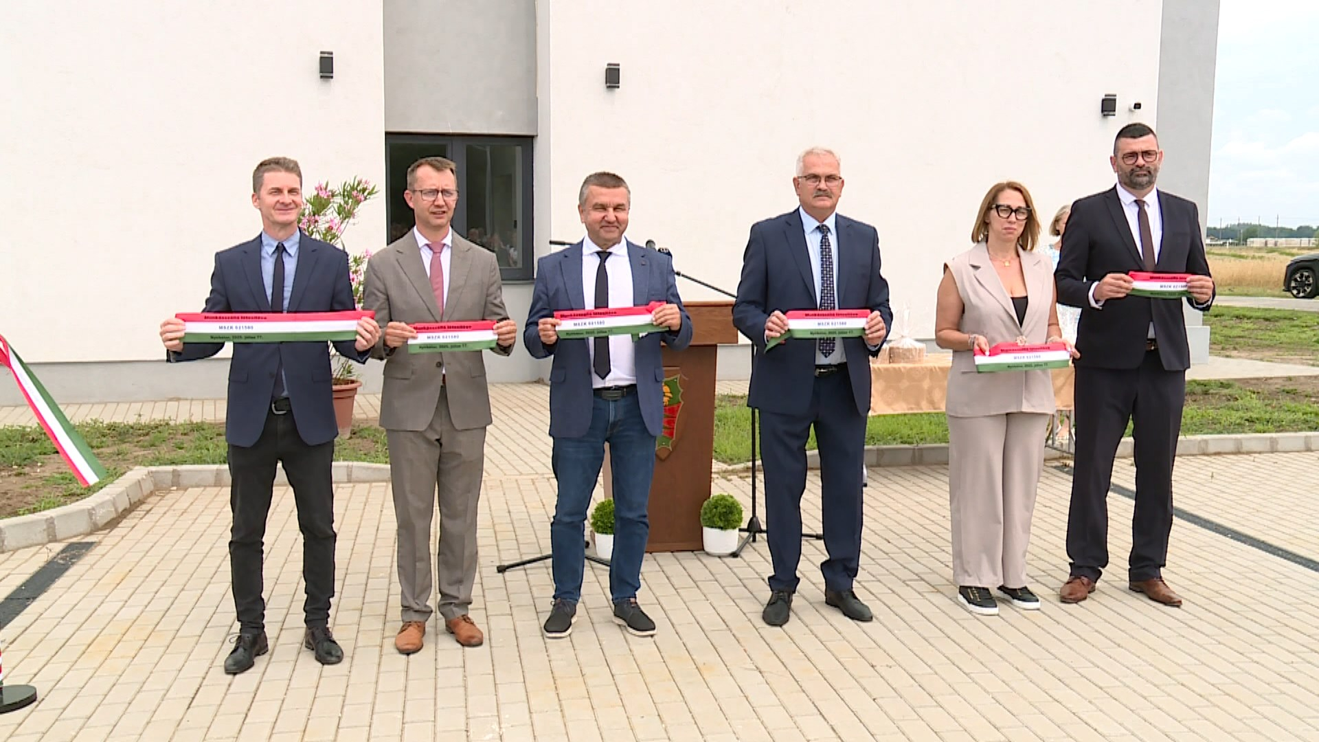 ÁTADTÁK A DOLGOZÓI LAKÁSOKAT NYÍRBÁTORBAN