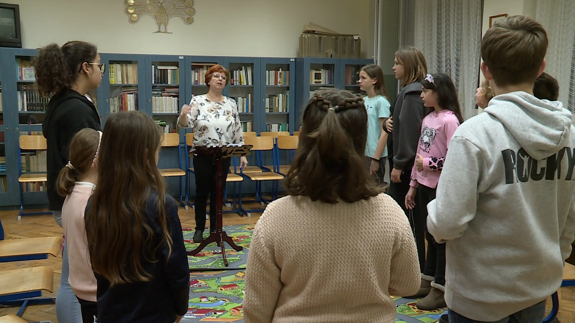 BEPILLANTÁS A KIS RIGÓKHOZ