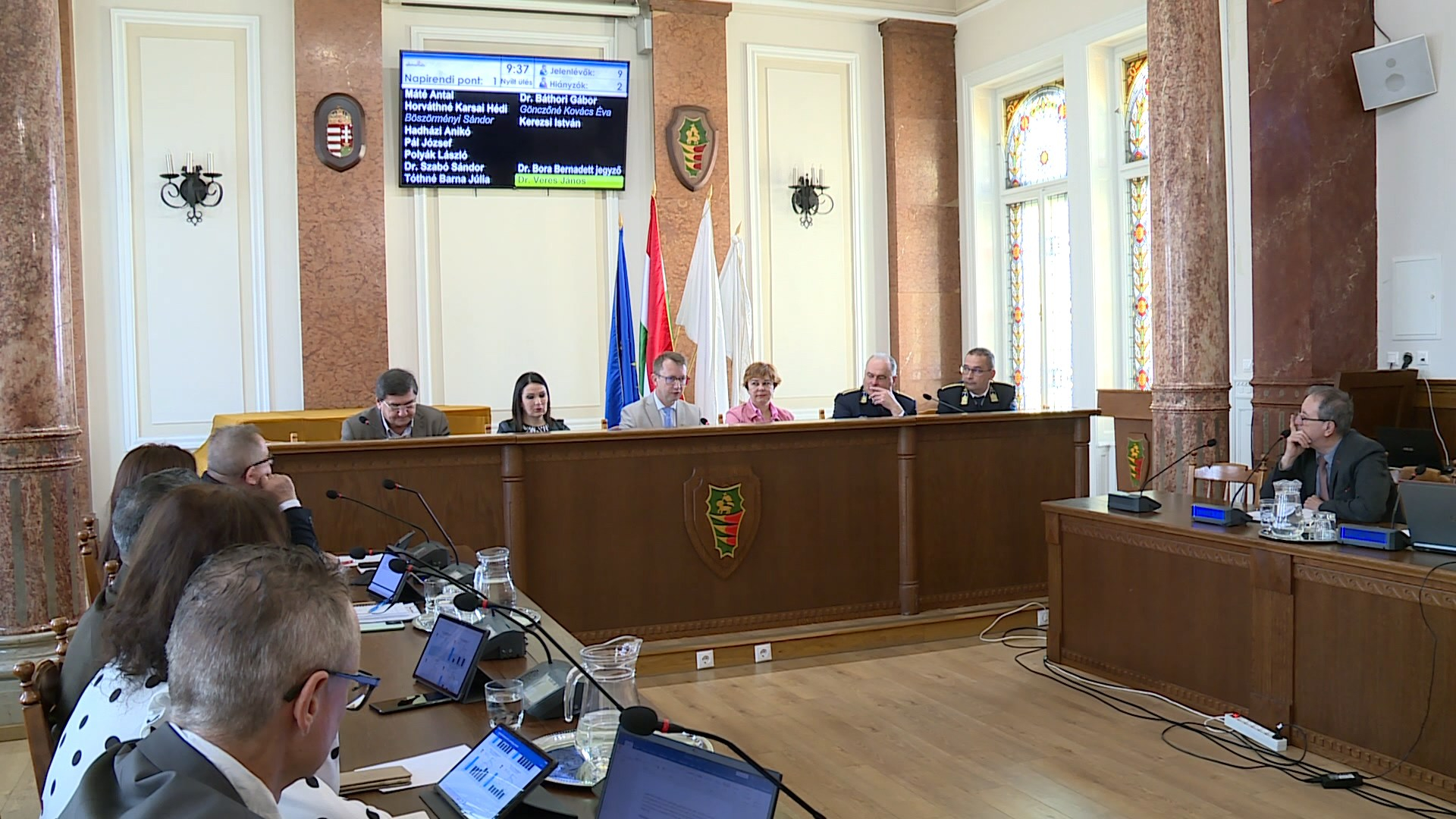 ÜLÉSEZETT A KÉPVISELŐ-TESTÜLET