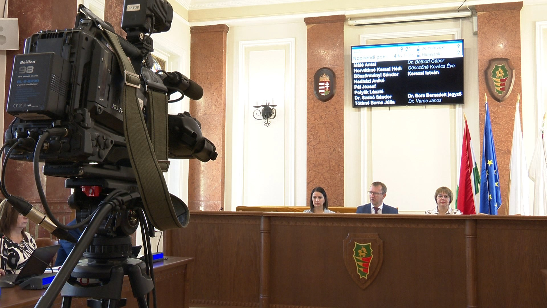 ÜLÉSEZETT A KÉPVISELŐTESTÜLE