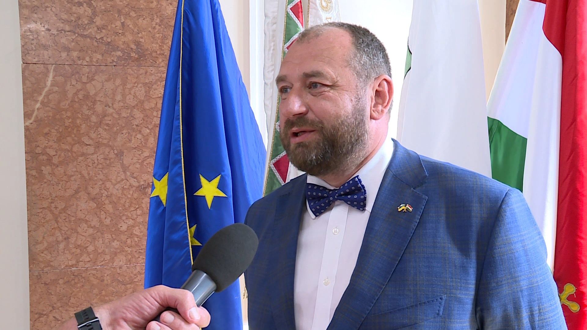 A HIDAKAT NEM FELÉGETNI, HANEM FELÉPÍTENI KELL